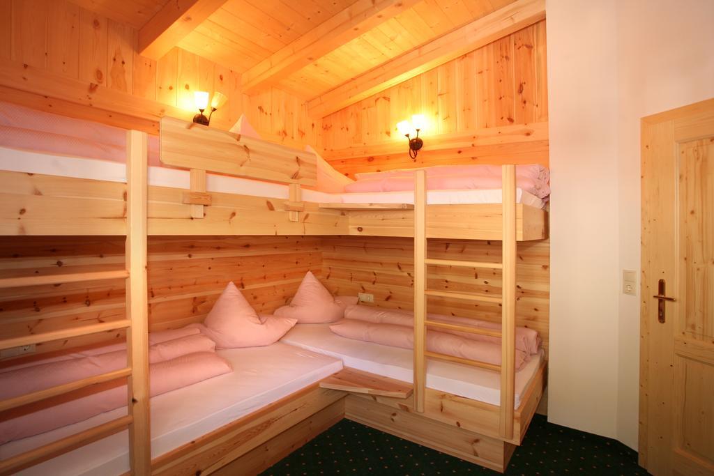 Ferienclub Silbertal - Almhütten Sölden Habitación foto